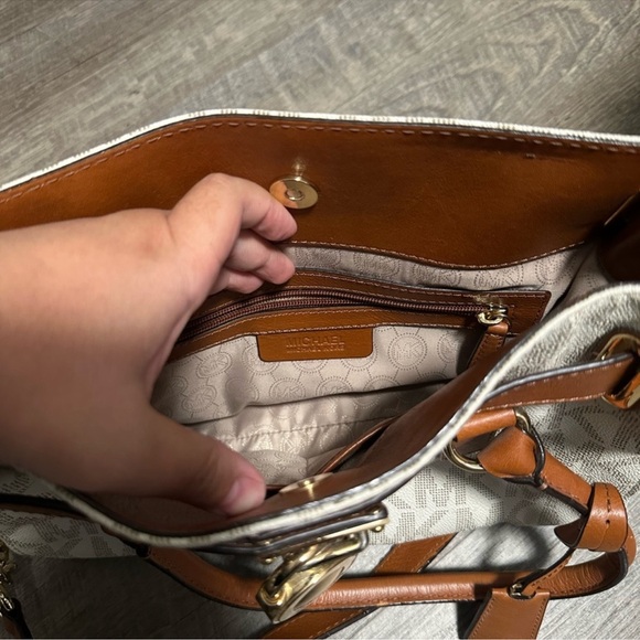 Michael Kors Tan and Cream Shoulder Bag - Picture 2 of 4